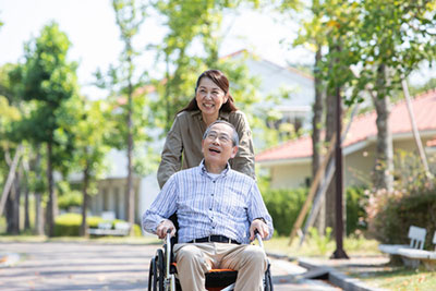 車椅子で散歩する夫婦
